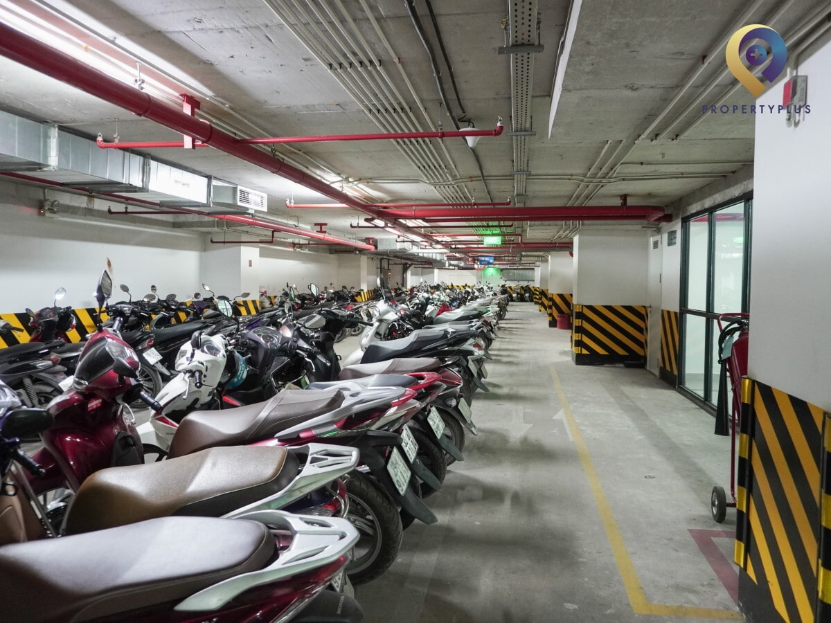 Bãi đỗ xe máy rộng rãi, sạch sẽ tại tòa nhà Leadvisors Tower - hình ảnh từ Property Plus